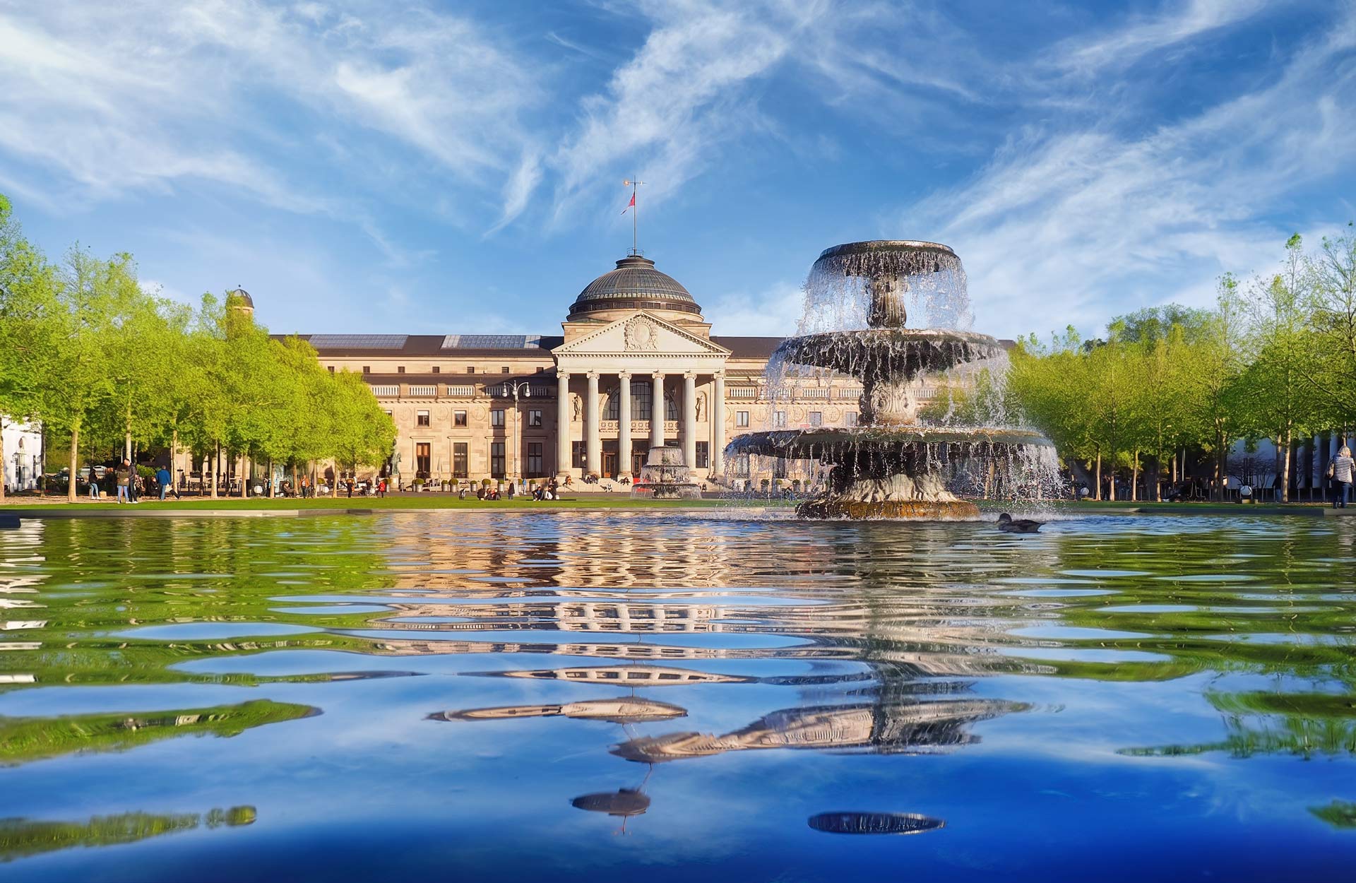 Wiesbaden Kurhaus mit Brunnen